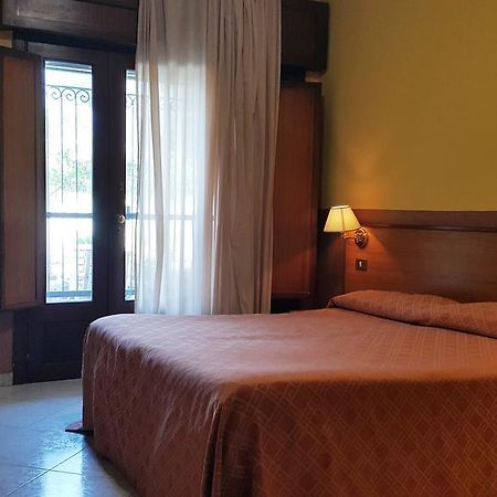 פומפיי Hotel Iside מראה חיצוני תמונה