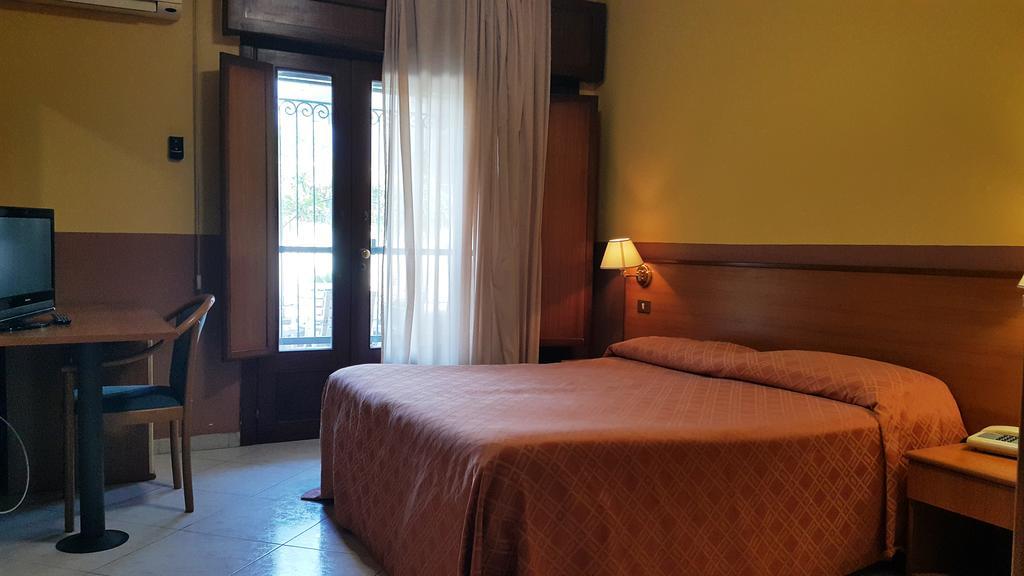 פומפיי Hotel Iside מראה חיצוני תמונה