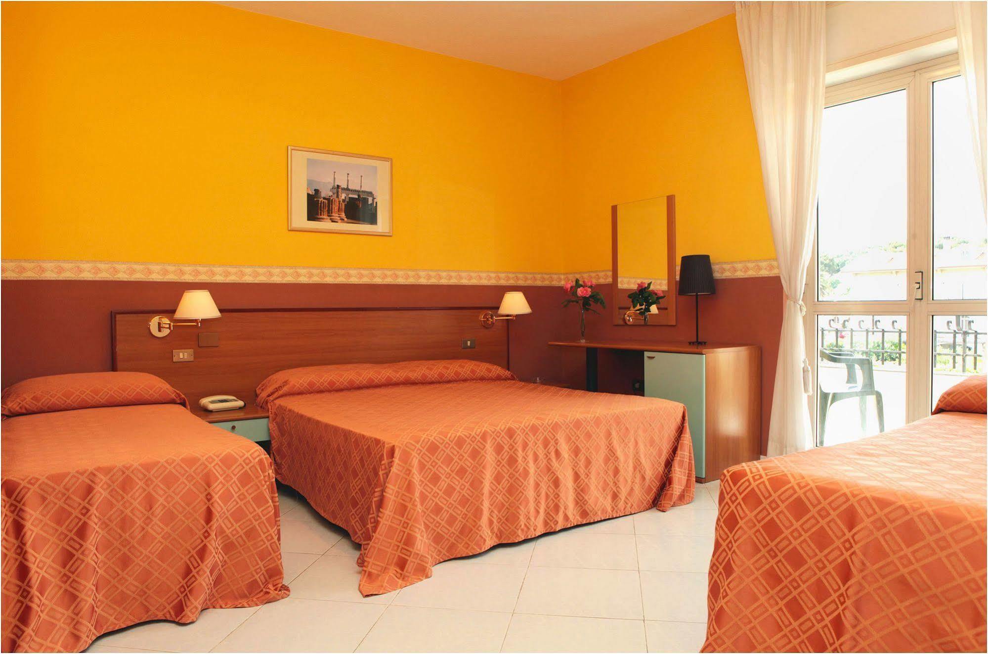 פומפיי Hotel Iside מראה חיצוני תמונה